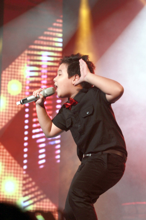 Quán quân The Voice Kids chững chạc trên sân khấu lớn - 15