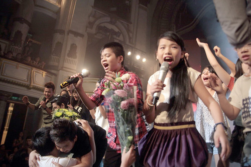 Quán quân The Voice Kids chững chạc trên sân khấu lớn - 11