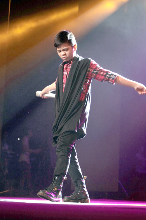 Quán quân The Voice Kids chững chạc trên sân khấu lớn - 2