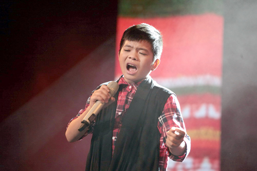 Quán quân The Voice Kids chững chạc trên sân khấu lớn - 6