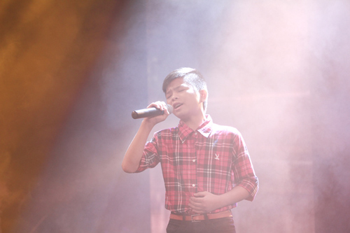 Quán quân The Voice Kids chững chạc trên sân khấu lớn - 7