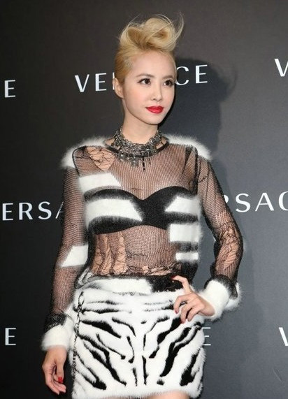 Thái Y Lâm mặc áo rách, lộ nội y - 3