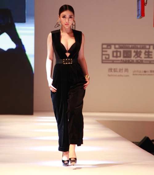 Thái Y Lâm mặc áo rách, lộ nội y - 15