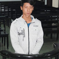 Pháp luật - Lĩnh án vì cầm dao chém công an