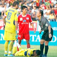 Bóng đá - Giới trọng tài vẫn lắm chuyện!