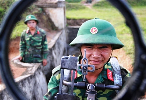 Chiến sĩ trẻ "cưỡi" tăng, luyện súng - 13