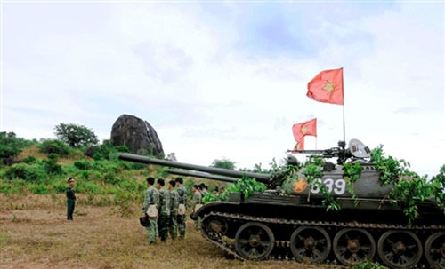 Chiến sĩ trẻ "cưỡi" tăng, luyện súng - 2