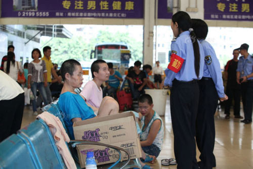 TQ: Bỏ mặc 7 bệnh nhân tâm thần ở bến xe - 2