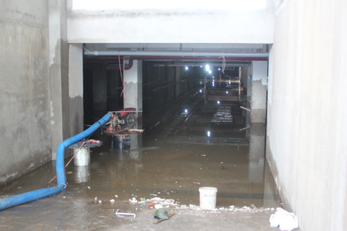 Tầng hầm chung cư ngập nặng, cư dân khốn khổ - 2