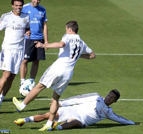 HOT: Ronaldo vào bóng "triệt hạ" Bale - 1