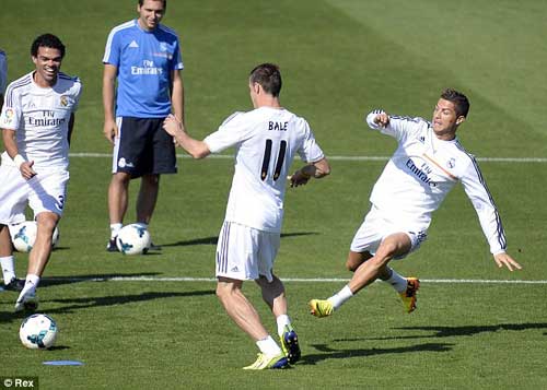 Ronaldo “dằn mặt” Bale trên sân tập? - 1