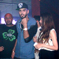 Bạn trẻ - Cuộc sống - "Trai đẹp" Omar đi bar trước khi về nước