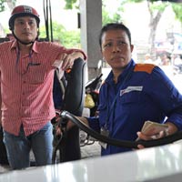 Thị trường - Tiêu dùng - Vì sao giá xăng dầu chưa tăng?