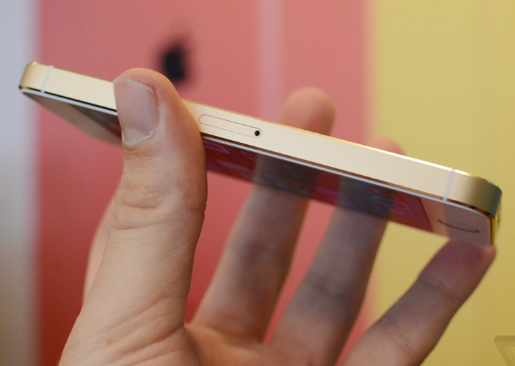 Về cơ bản iPhone 5S cũng giống hệt như iPhone 5 về hình thức bên ngoài, cùng có lớp vỏ làm bằng nhôm nguyên khối, kích thước tương đương với độ dày 7.6mm và chỉ nặng 112g. Tuy nhiên, sự khác biệt giữa hai phiên bản này nằm sâu bên trong vỏ máy.
