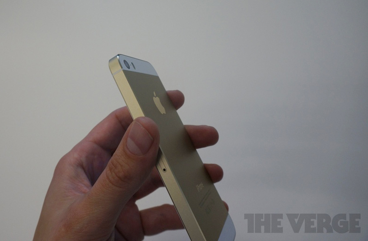 Đúng như những tin đồn trước đó, iPhone 5S đã được Apple tích hợp công nghệ cảm biến dấu vân tay vào nút Home, và được gọi là Touch ID. Công nghệ Touch ID được giấu đằng sau phím Home và bảo vệ bằng tinh thể sapphire có độ bền gấp nhiều lần kính thông thường. Xung quanh phím Home là vòng tròn bằng kim loại, cho phép nhận diện ngón tay của bạn và kích hoạt các cảm biến mà bạn không cần phải nhấn tay xuống phím này.
