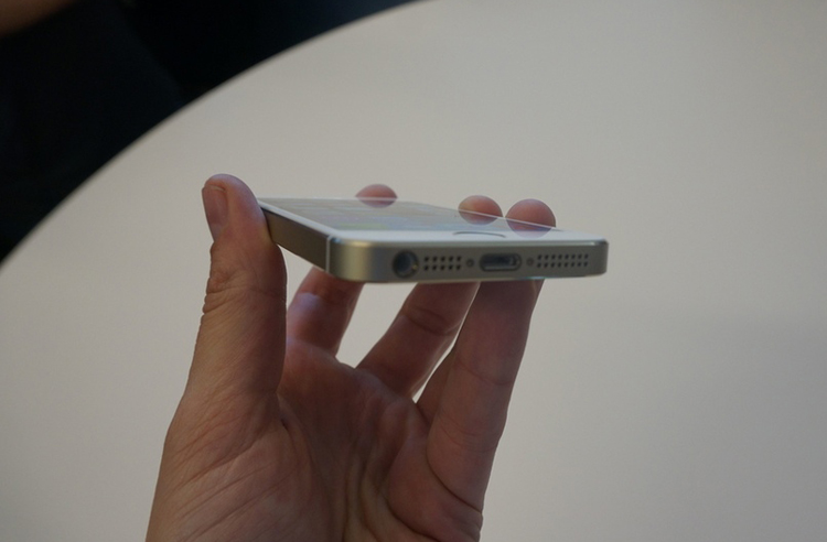 Pin trên iPhone 5S là Li-Po 1440 mAh cung cấp thời gian đàm thoại liên tục 10 giờ trên mạng 3G, thời gian chờ lên đến 250 giờ, nghe nhạc liên tục 40 giờ. Những thông số này vượt trội so với iPhone 5 ra mắt năm 2012, trong khi đồ họa và bộ vi xử lý đều vượt trội hơn hẳn.
