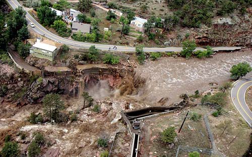 Mỹ: Lũ lụt kinh hoàng, hàng nghìn người sơ tán - 1