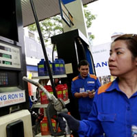 Thị trường - Tiêu dùng - Điều hành xăng dầu: Bỏ định giá sẽ xóa độc quyền