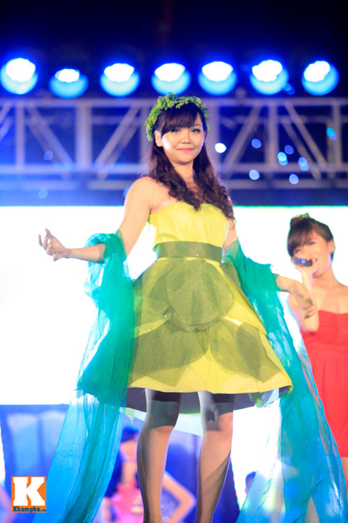 Nữ sinh chuyên văn thiết kế trang phục ấn tượng - 2