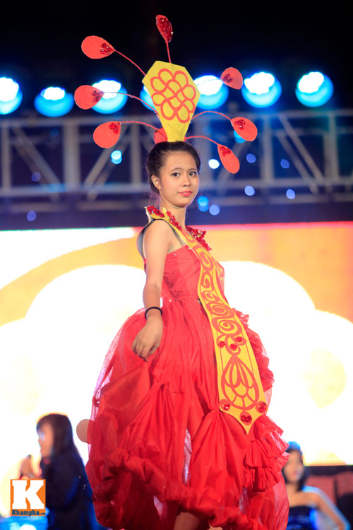 Nữ sinh chuyên văn thiết kế trang phục ấn tượng - 5