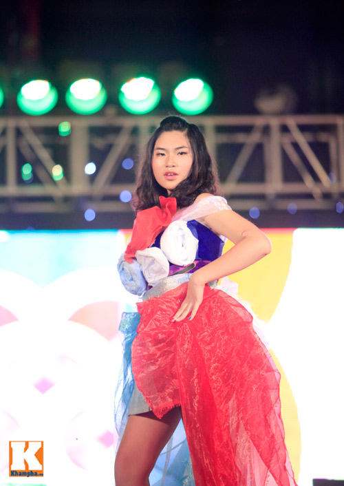 Nữ sinh chuyên văn thiết kế trang phục ấn tượng - 6