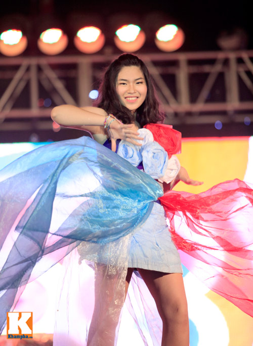 Nữ sinh chuyên văn thiết kế trang phục ấn tượng - 7