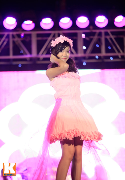 Nữ sinh chuyên văn thiết kế trang phục ấn tượng - 9