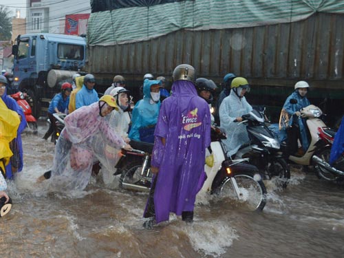 Nữ sinh đội mưa đẩy xe cho người đi đường - 4