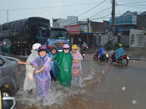 Nữ sinh đội mưa đẩy xe cho người đi đường - 8