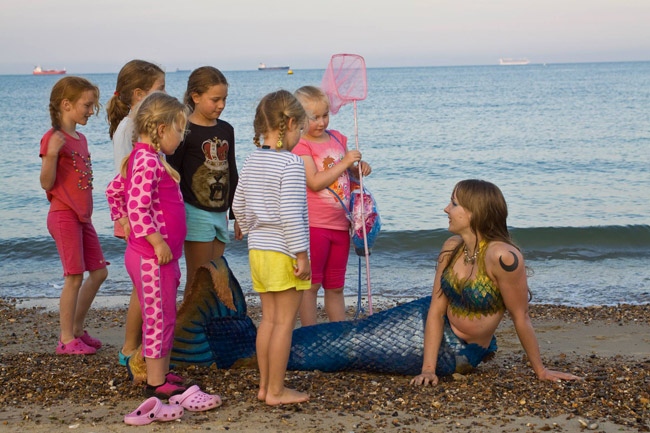 “Nàng tiên cá” trên đảo Isle of Wight và đang trò chuyện với những đứa trẻ địa phương.
