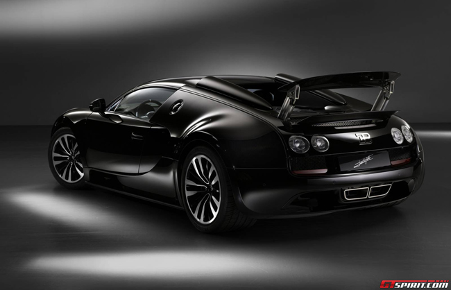 Toàn bộ ngoại thất chiếc Bugatti Veyron Vitesse Legend Edition “Jean Bugatti” được phủ lên một màu đen bóng cùng màu tự nhiên của sợi carbon. Một số điểm nổi bật khác làm từ platinum cũng được giữ nguyên màu sắc, tạo điểm nhấn cho xe. Chữ ký của Jean Bugatti được khắc tên bằng công nghệ laser trên nắp bình xăng xe.
