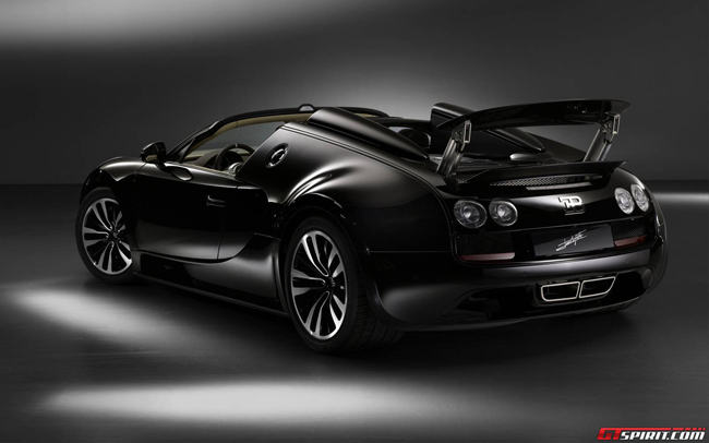 Bên trong chiếc “Jean Bugatti” được bao phủ bằng nội thất bọc da cao cấp với 2 tông màu như trên tiền bối Type 57SC Atlantic. Tiếp đến là ghế ngồi, bảng điều khiển, vô lăng, các panel cửa và kính chắn gió… đều được phối màu nâu chocolate.
