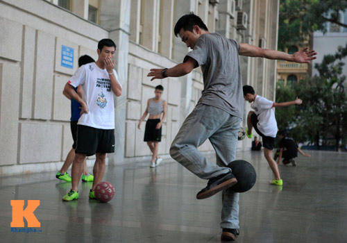 Giới trẻ Hà Nội mê tâng bóng nghệ thuật - 2