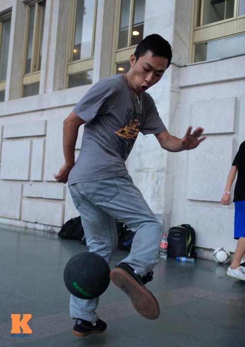 Giới trẻ Hà Nội mê tâng bóng nghệ thuật - 10