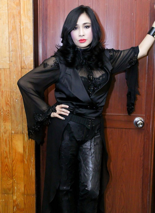 Diva Thanh Lam yêu thích áo xuyên thấu - 1