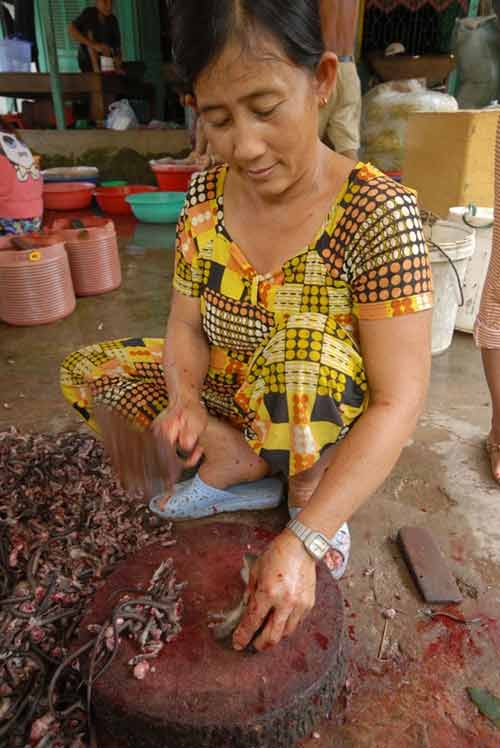 Những phụ nữ kiếm tiền "lì" nhất miền Tây - 10