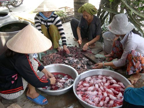 Những phụ nữ kiếm tiền "lì" nhất miền Tây - 4