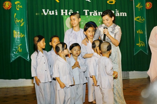 Phi Nhung đội mưa hát từ thiện tại chùa - 1