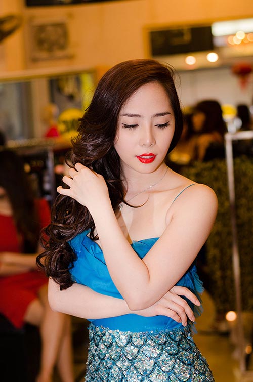 Quỳnh Nga sexy hát giữa "ốc đảo" ngập nước - 7