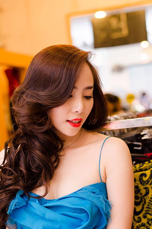 Quỳnh Nga sexy hát giữa "ốc đảo" ngập nước - 9