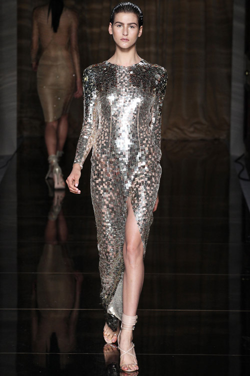 Mốt trong suốt táo bạo phủ kín sàn diễn - 5