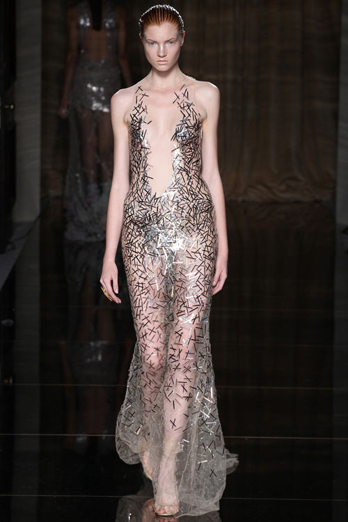 Mốt trong suốt táo bạo phủ kín sàn diễn - 6