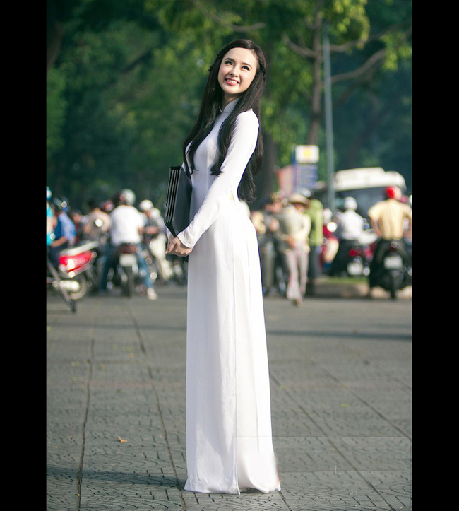Angela Phương Trinh vừa tung ra bộ ảnh tuyệt đẹp chụp với áo dài trắng
