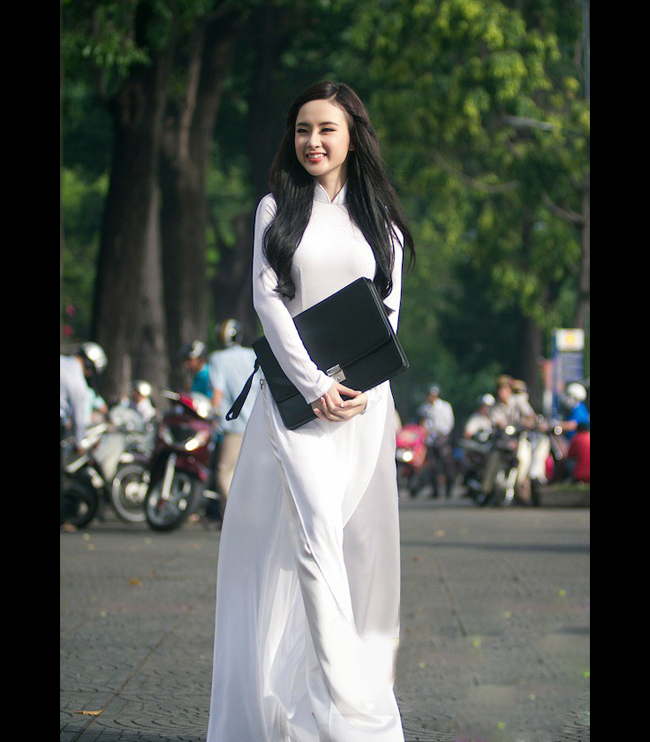 Vẻ tinh khôi của Angela Phương Trin khi mặc áo dài trắng
