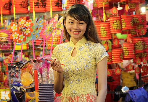 Thiếu nữ Sài thành xinh tươi dạo phố lồng đèn - 2