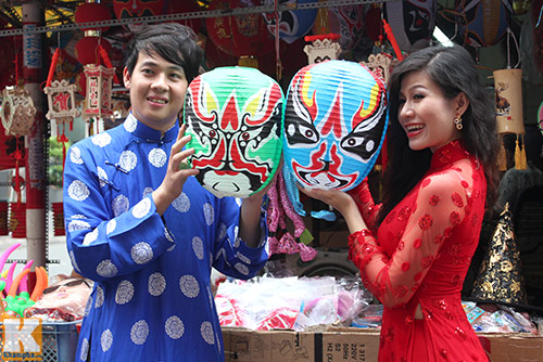 Thiếu nữ Sài thành xinh tươi dạo phố lồng đèn - 5