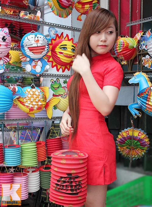 Thiếu nữ Sài thành xinh tươi dạo phố lồng đèn - 8
