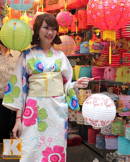 Thiếu nữ Sài thành xinh tươi dạo phố lồng đèn - 6