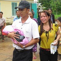 Tin tức trong ngày - Vụ 3 trẻ chết sau tiêm: Gia đình gửi đơn kêu cứu