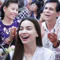 Người mẫu - Hoa hậu - Hà Hồ lần đầu "khoe" bố mẹ